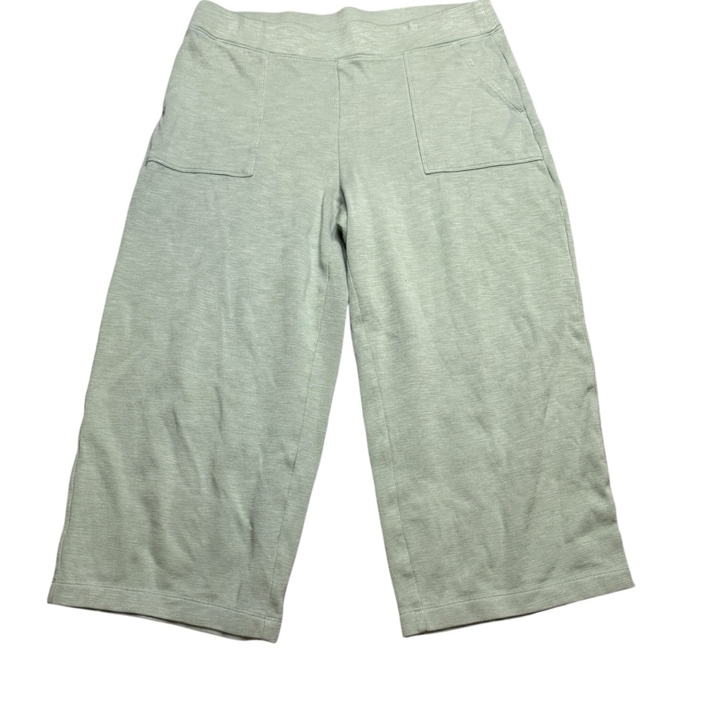 🌿‎ Chico’s Pull-On Pants 🌿 Light Sage Green Stretch-KnitCapris  23"Size 2(L) ✨